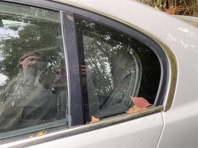 Vidrio de ventilación de puerta trasera izquierda usado se adapta a: Pontiac G8 2008 trasero izquierdo grado A Foto 1 de 4