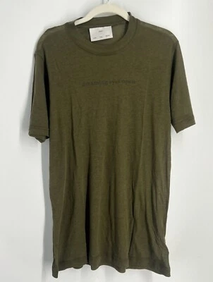 Camiseta deportiva ajustada de seda "Dreaming Eyes Open" (verde ejército) grial Foto 1 de 4