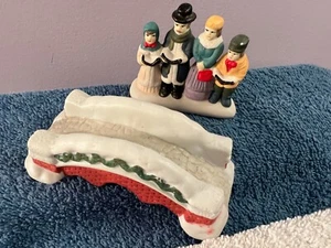 Accesso Villaggio di Natale. Coro di famiglia in ceramica vintage e piccolo ponte MAX6317 - Foto 1 di 6