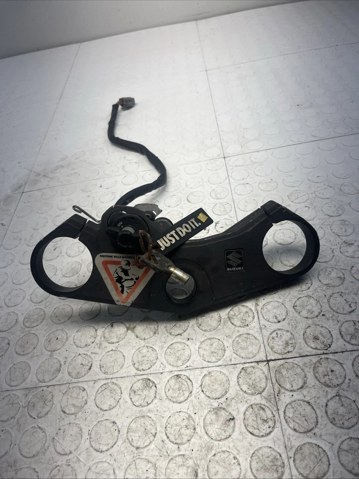 2007-2008 SUZUKI GSXR 1000 R ÁRVORE TRIPLA SUPERIOR COM IGNIÇÃO COM CHAVE FABRICANTE DE EQUIPAMENTO ORIGINAL - Imagem 1 de 4