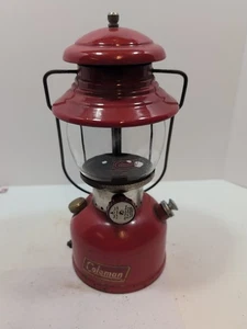 Linterna roja vintage 1959 Coleman modelo 200A manto único con globo 9/59 *Reparación - Imagen 1 de 10