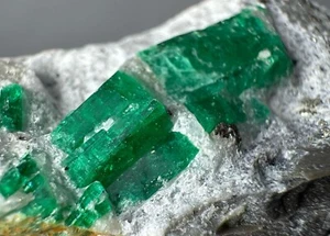 79 GM extravagant seltene grüne Panjshir Smaragd Kristalle auf Matrix @Afg - Bild 1 von 17