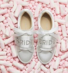 Ślubne - Autentyczne białe satynowe buty ślubne Betsey Johnson, Fabrycznie nowe z metką i pudełko, 9,5