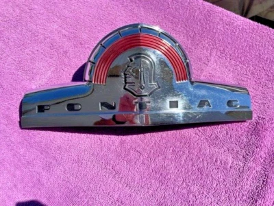 1947 年庞蒂亚克 Streamliner 鱼雷六八完好二手格栅头罩徽章 — 第 1/4 张图片