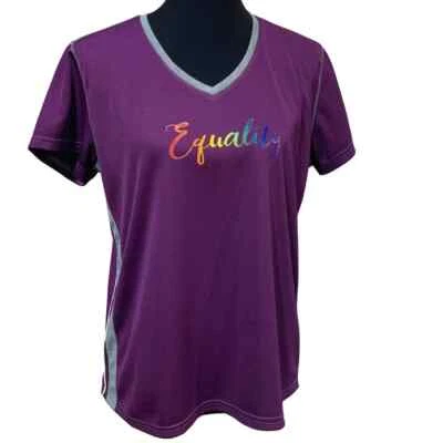 Camiseta estampada a mano reciclada Petite XL Equality Rainbow Pride cuello en V Foto 1 de 3