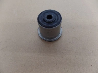 Buje de brazo de control superior Jeep Grand Cherokee 1999-04 OEM 52088214 Foto 1 de 4