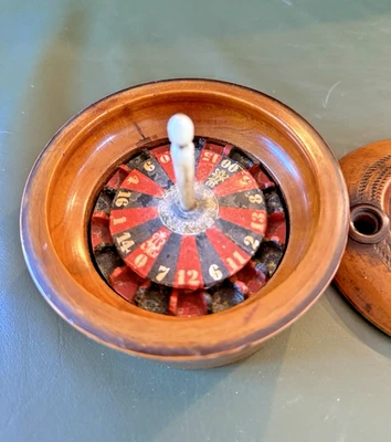 Rueda de juego de ruleta de viaje antigua con estuche de boj Foto 1 de 4