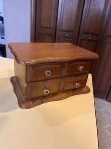 Joyero pequeño vintage de madera con cajón, forro de fieltro amarillo mostaza - Imagen 1 de 10