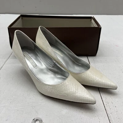Bandolino White Reptile Embossed Pointed Closed Toe Pumps Heels 2” Womens 7.5 - Image 1 of 4