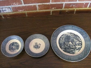 PLATO DE CENA, PLATILLO Y TAZÓN PEQUEÑO CURRIER E IVES AZUL Y BLANCO DE COLECCIÓN - Imagen 1 de 12