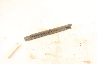 Ajustador de montaje de 12 asientos John Deere Gator 825i AM137075 38477 Foto 1 de 4