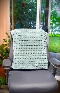 Handgehäkelte Decke klein überwiegend blau mit rosa & gelben Farben - Bild 1 von 7