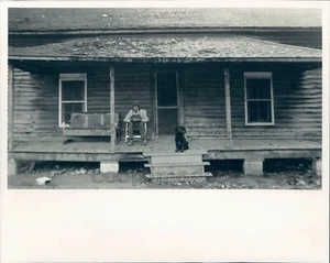 1984 Pressefoto ältere afroamerikanische Mann & Hund Vorderseite Veranda altes Haus SC - Bild 1 von 2