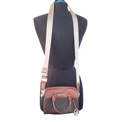 Mini Bandolera de Viaje Michael Kors Monograma Logo 7x5.5x4" Usada en Excelente Condición Correa Caída 21" Foto 1 de 4