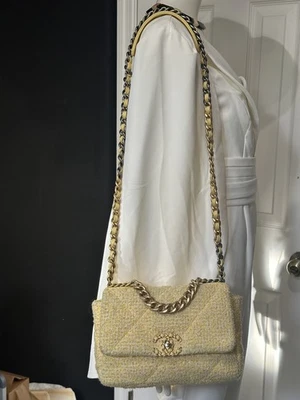 BOLSO CHANEL TWEED ACOLCHADO 19 SOLAPAS AMARILLO Y ROSA CLARO Foto 1 de 4