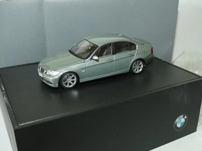 BMW SERIE 3 E90 Vert MINICHAMPS 1:43 - Photo 1/2