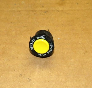 1984-1996 Corvette OEM Console Mounted Rear Window Release Button, GM 1620478 - Foto 1 di 1