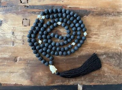 Mala Kette - Lava & Howlith - vergoldete Perlen - NEU - Buddha - Yoga - Schmuck! - Bild 1 von 4