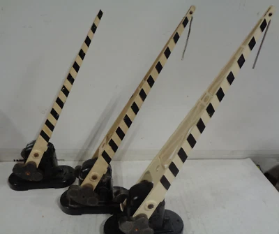 3 POSTWAR VINTAGE LIONEL 252 O GAUGE OPERATING LIGHTED CROSSING GATE NEED REPAIR - Image 1 of 3