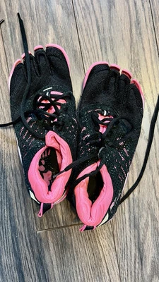 Fila Women’s SZ 6.5 SkeleToes Athletic Sneakers Black Pink Running Slip On Walk - Image 1 of 4