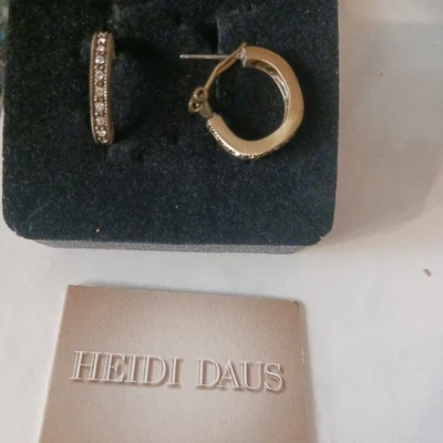 PENDIENTES PERFORADOS DE ARO DE CRISTAL TRANSPARENTE AUTÉNTICOS FIRMADOS HEIDI DAUS   Foto 1 de 2