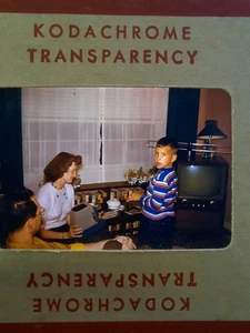 1958 35 mm diapositiva años 50 Kodachrome Red Border Family por TV antigua - Imagen 1 de 1