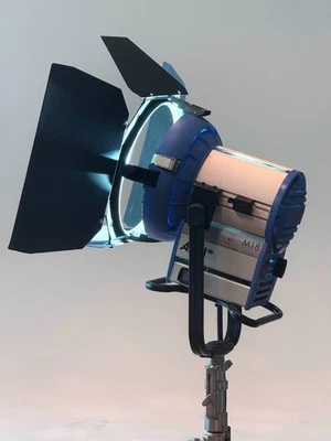 ARRI M-18 HMI 头 + 镇流器 + 头进纸器电缆 + Barndoor + 备用灯泡 + Scrim — 第 1/4 张图片