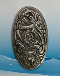 Celtic Shield Silber Zinn Pin Abzeichen mit einer schönen Satin Geschenktüte - Bild 1 von 2