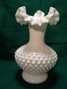 Vintage Fenton Milk Glass Hobnail Ruffle Top 10.5” Vase - Imagen 1 de 6