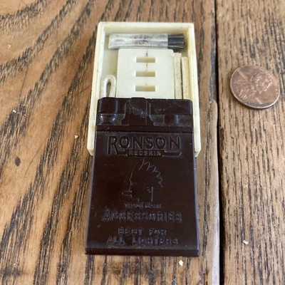 Kit de pedernal de repuesto de baquelita Ronson vintage con mecha y cepillo parece completo Foto 1 de 4