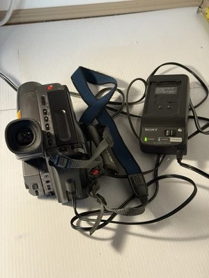 SONY CCD-TRV22 Handycam Video Camera 8mm With Charger.  Parts Only - Image 1 of 4
