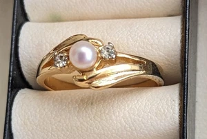 Ring Faux Gold Coloured Metal With Central Faux Pearl & Small Stones Size "R" - Picture 1 of 4