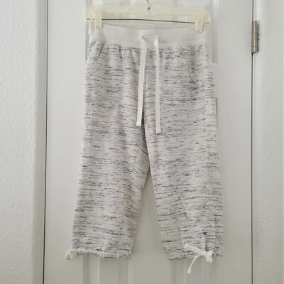 Pantalones capri para mujer Bobbie Brooks talla mediana con cordón cintura blanco roto/gris Foto 1 de 4