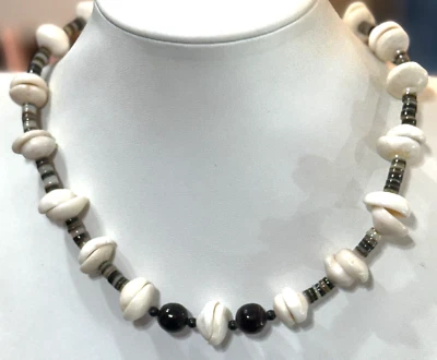 Collar gargantilla vintage con cuentas de madera Puka Heishi tono plata Foto 1 de 4