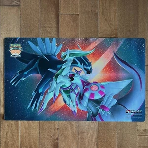 ¡Juega! Alfombra de juego Arceus Dialga Palkia 2019 Pokémon JCC Regional Championships - Imagen 1 de 1