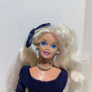 Muñeca Barbie Winter Velvet Rubia Avon Edición Especial Mattel 1995 Azul Plata - Imagen 1 de 11
