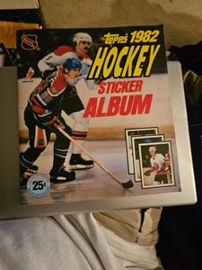 Album adesivi Topps 1982 con set adesivi Gretzky Bossy Messier Kurri Lafleur - Foto 1 di 6