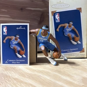 Hallmark Carmelo Anthony Hoop Stars Ornamento Denver Nuggets NBA 2005 NUEVO EN CAJA - Imagen 1 de 6
