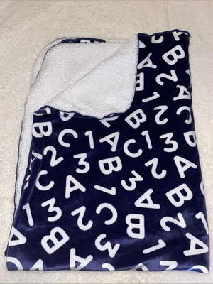 Manta bebé Just Born ABC 123 azul marino blanco letras números alfabeto sherpa Foto 1 de 4