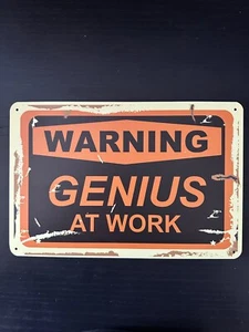 Advertencia Genio en el Trabajo Metal Lata Letrero Garaje Hombre Cueva Placa Pared Decoración 12x8 - Imagen 1 de 4