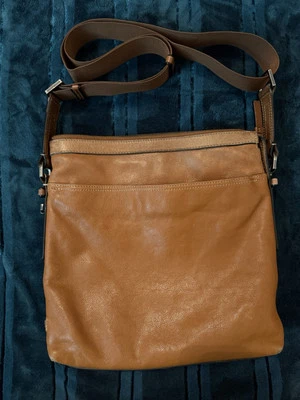 Bandolera Tumi Mission Bartlett de cuero marrón Foto 1 de 4