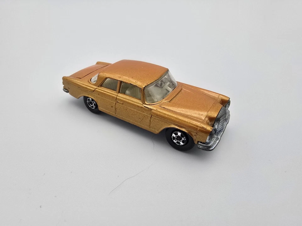 Matchbox Transitional Superfast No. Mercedes 300 SE 46 dorado sin caja en muy buen estado Foto 1 de 4