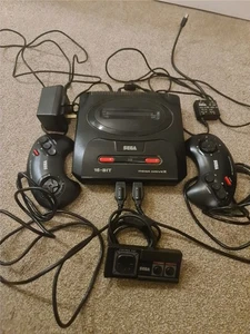 Paquete de consola Sega Mega Drive II 2 controladores + almohadilla de control de artículos adicionales - Imagen 1 de 10