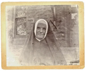 2 verschiedene Fotos von Nonnen - Bild 1 von 3