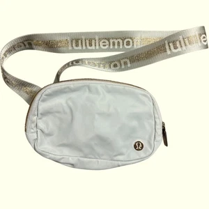 Lululemon Everywhere Crossbody Gürteltasche Limited Edition 1L Vapor/Gold/Weiß - Bild 1 von 8