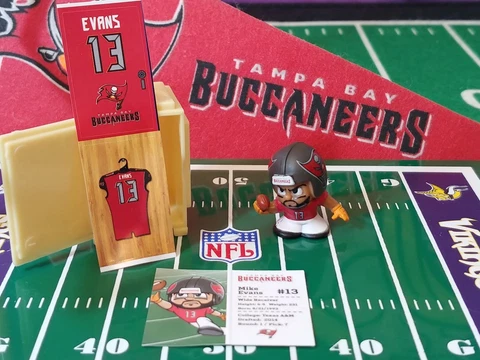 2018 NFL Series 7 Teenymates Tampa Bay Buccaneers WR Mike Evans figure & locker Cover