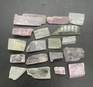 Schöner Farbmix grober Kunzit 18 Kristalle Lot.B1 - Bild 1 von 9