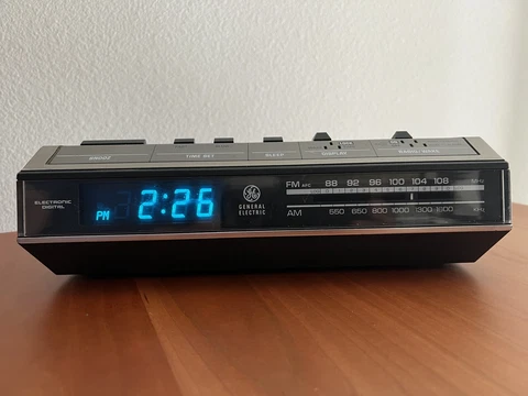 Vintage General Electric GE Radio Alarm Clock Wood Teak Model 7-4642C *READ* Cover