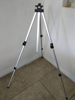 Suporte para câmera tripé de alumínio sem marca aprox. Altura 45" - Imagem 1 de 4