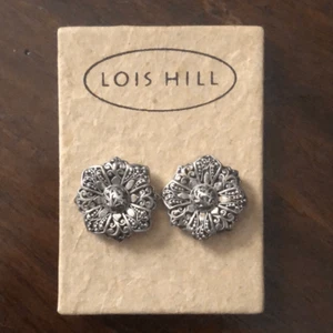 Pendientes LOIS HILL de plata de ley granulados recortados florales con clip - Imagen 1 de 7